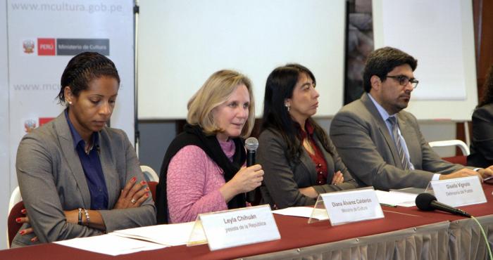 En la mesa de honor aparecen, de izquierda a derecha, la congresista Leyla Chihuán; la ministra de Cultura, quien la preside y está hablando al micrófono; Gisela Vignolo, defensora adjunta en Derechos Humanos y personas con discapacidad; y Martín Benavides, director del Grupo de Análisis y Desarrollo (GRADE).