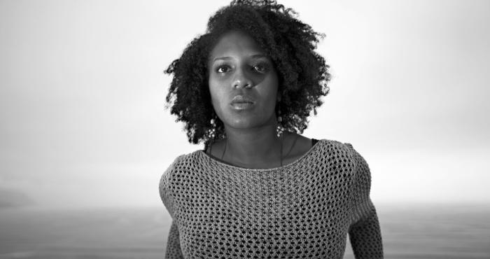 Retrato artístico de una joven afroperuana.