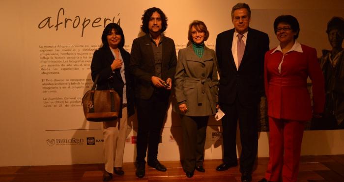 En la imagen aparecen  Hugo Contreras, Cónsul General del Perú en Colombia, y Mary Giraldo, Directora General de la Red de Bibliotecas Públicas de Colombia, junto con otras personalidades.