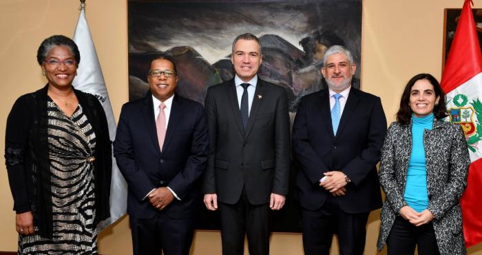 En la foto, de izquierda a derecha: Directora de Políticas para la Población Afroperuana, Sra. Susana Matute, Embajador de los Estados Unidos de América en el Perú, Sr. Brian A. Nichols, Ministro de Cultura, Sr. Salvador del Solar, Viceministro de Cultura, Sr. Alfredo Luna, y Directora General de Ciudadanía Intercultural, Sra. Mariela Noriega.