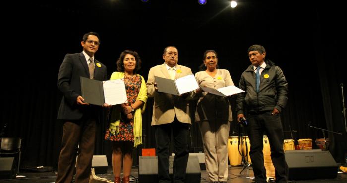 En la imagen aparecen las personalidades reconocidas y la viceministra de Interculturalidad, Patricia Balbuena Palacios.