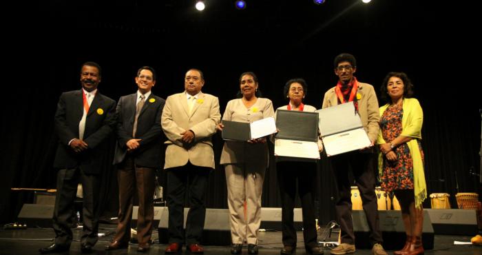 En la imagen se ve a las personalidades reconocidas acompañadas de la viceministra de Interculturalidad, Patricia Balbuena Palacios.