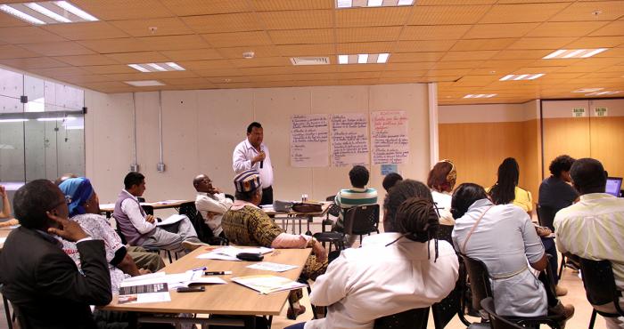 En la imagen se ve a representantes de organizaciones afroperuanas que atienden a una charla.