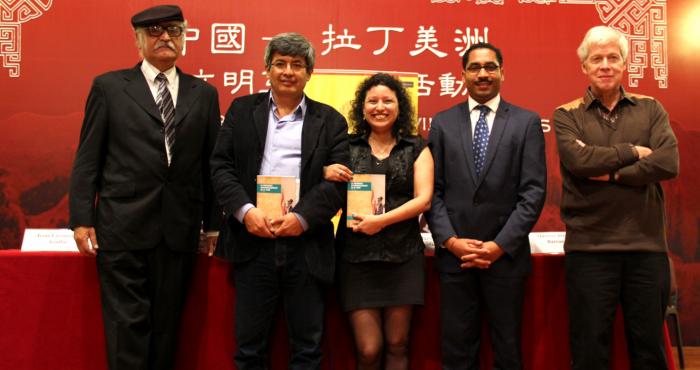 En la imagen aparecen los historiadores Maribel Arrelucea y Jesús Cosamalón, acompañados del director de Políticas para la Población Afroperuana, Owan Lay; del director del Museo Afroperuano de Zaña, Luis Rocca; y del profesor emérito de la Universidad de Zurich, Martin Lienhard.