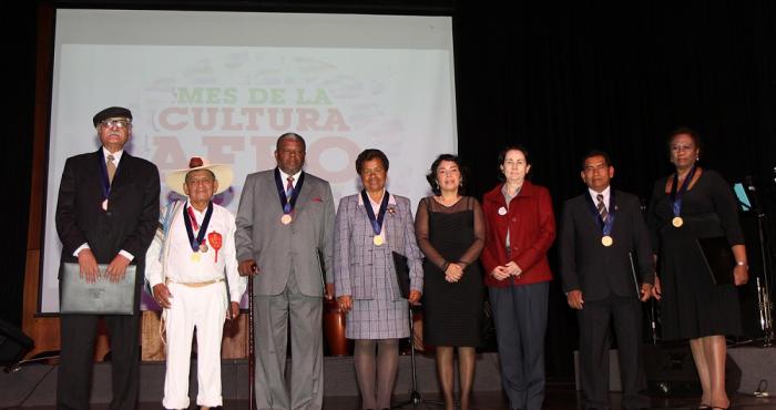 Aparecen en la imagen las personalidades premiadas.
