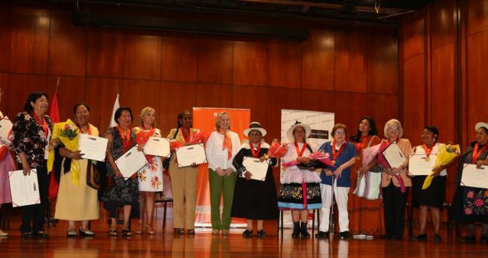 En la imagen se ve a las mujeres premiadas acompañadas de la ministra de Cultura, Diana Álvarez-Calderón.